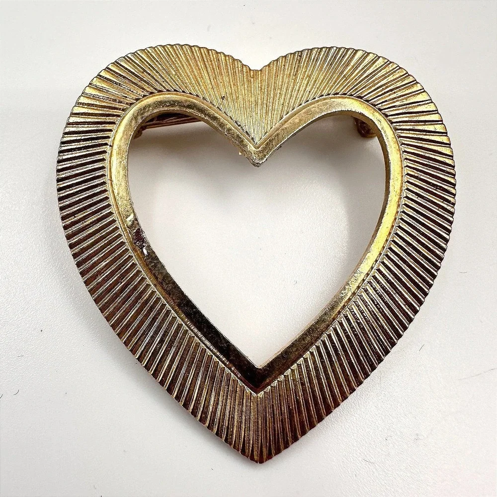 Vintage 80s Gold Tone Heart Brooch Pin Ribbed Texture Open Frame Women's Jewelry